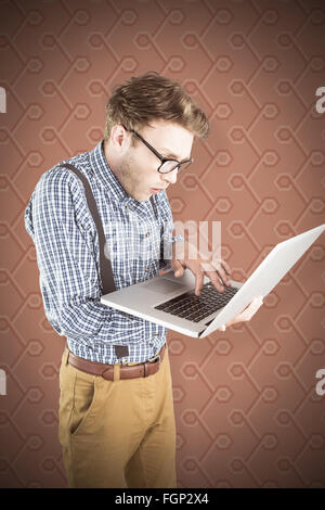 Zusammengesetztes Bild von geeky Geschäftsmann mit seinem laptop Stockfoto