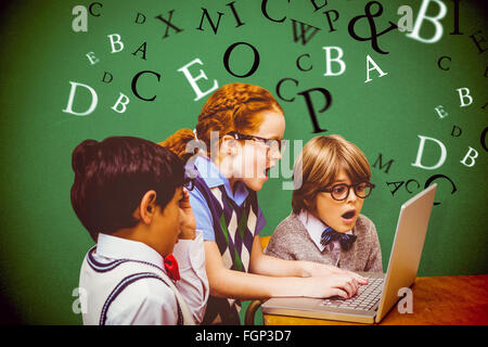 Zusammengesetztes Bild von Schülerinnen und Schülern mit laptop Stockfoto