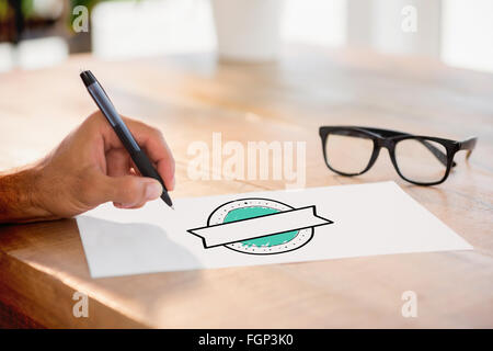 Zusammengesetztes Bild der Seitenansicht der Handschrift auf weißen Seite auf Arbeitstisch Stockfoto