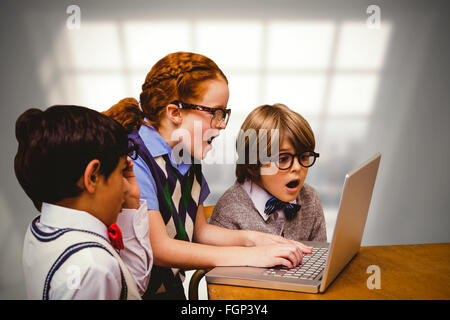 Zusammengesetztes Bild von Schülerinnen und Schülern mit laptop Stockfoto