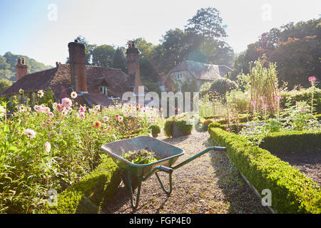 Schubkarre im sonnigen Gartenanlage Stockfoto