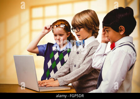 Zusammengesetztes Bild von Schülerinnen und Schülern mit laptop Stockfoto