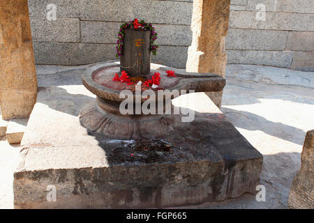 Kleinen Shiv Linga verziert mit Blumen, Lepakshi, Bezirk Anantapur, Andhra Pradesh, Indien Stockfoto