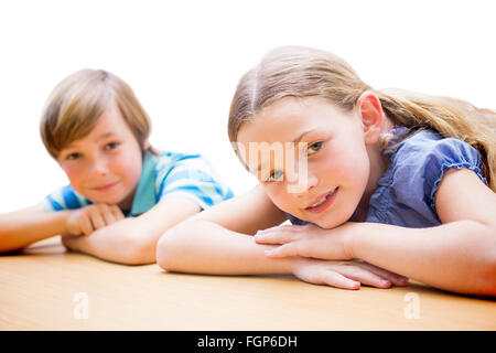 Zusammengesetztes Bild der niedlichen Schülerinnen und Schüler auf ihre Arme ruhen Stockfoto