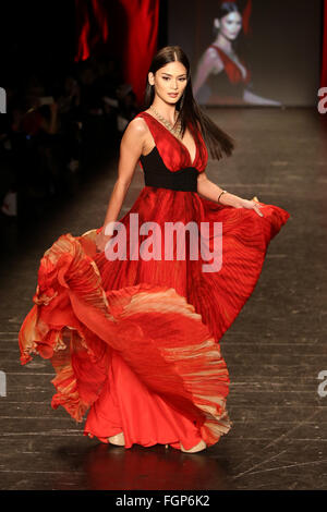 Miss Universum 2016 Pia Alonzo Wurtzbach trägt Carmen Marc Valvo bei Go Red für Frauen Red Dress Collection bei der NY Fashion Week. Stockfoto