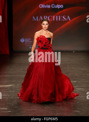 Miss USA 2012 Olivia Culpo trägt Marchesa bei Go Red für Frauen rot Kleid Kollektion 2016 auf der New York Fashion Week. Stockfoto