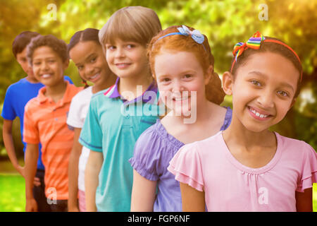 Zusammengesetztes Bild des Lächelns Schüler im Klassenzimmer Stockfoto