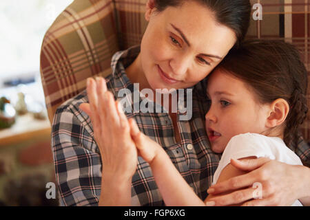 Liebevolle Mutter und Tochter, die Hand in Hand Stockfoto