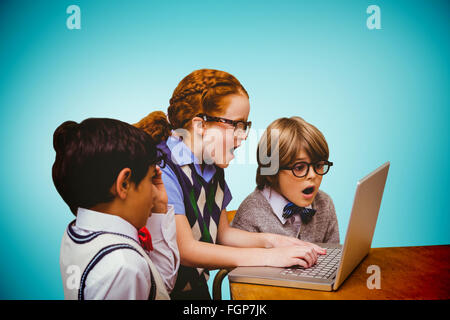 Zusammengesetztes Bild von Schülerinnen und Schülern mit laptop Stockfoto
