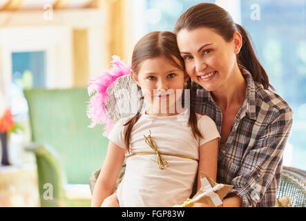 Porträt, Lächeln, Mutter und Tochter mit Flügeln Stockfoto