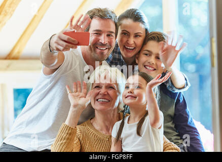 Mehr-Generationen-Familie winken und nehmen selfie Stockfoto