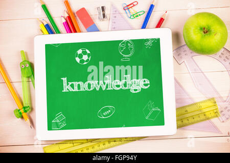 Wissen gegen Schüler Schreibtisch mit TabletPC Stockfoto