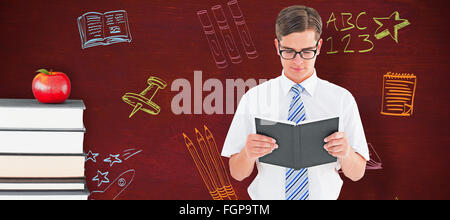 Zusammengesetztes Bild von geeky Geschäftsmann aus Buch lesen Stockfoto