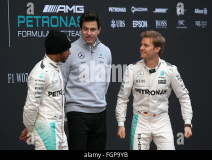 Barcelona, Spanien. 22. Februar 2016. Deutsche Formel1-Fahrer Nico Rosberg (R) von Mercedes, britische Formel 1 Lewis Hamilton (L) von Mercedes AMG Petronas Team und österreichischen Mercedes Motorsport Chef Torger Christian «Toto» Wolff (C) während des Starts des neuen Wagens W07 für die kommende Formel-1-Saison an der Circuit de Barcelona - Catalunya in Barcelona, Spanien, 22. Februar 2016 gelten. Foto: Jens Büttner/Dpa/Alamy Live News Stockfoto