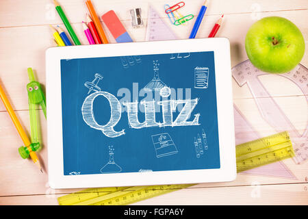 Quiz gegen Schüler Schreibtisch mit TabletPC Stockfoto