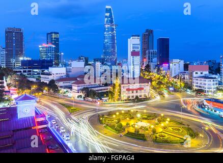 Nachtansicht von Ho Chi Minh City nach Sonnenuntergang mit Bitexco Financial Tower im Hintergrund, Vietnam. Stockfoto