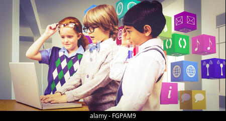 Zusammengesetztes Bild von Schülerinnen und Schülern mit laptop Stockfoto