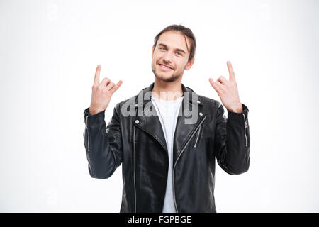 Lächelnd hübschen jungen Mann in schwarzer Lederjacke Rock Geste auf weißem Hintergrund zu tun Stockfoto