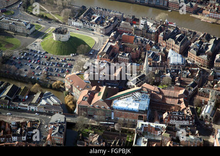 Luftaufnahme von Jorvik Viking Centre, Coppergate Shopping Centre und Clifford es Tower im Stadtzentrum von York, UK Stockfoto