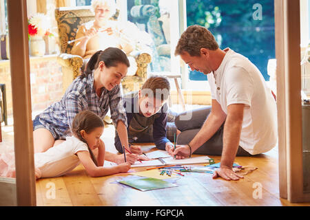 Familie Zeichnung und Färbung auf Fußboden im Wohnzimmer Stockfoto