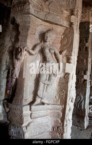Kunstvoll geformten Säulen im Inneren der Virabhadra Swamy Tempel, Lepakshi, Andhra Pradesh, Indien Stockfoto