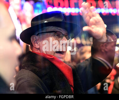 Berlin, Deutschland. 20. Februar 2016. Festivaldirektor der Berlinale Internationalen Filmfestspiele Berlin, Dieter Kosslick, Posen auf dem roten Teppich im Berlinale-Palast in Berlin, Deutschland, 20. Februar 2016. Foto: Jens Kalaene/Dpa/Alamy Live News Stockfoto