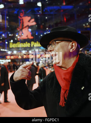 Berlin, Deutschland. 20. Februar 2016. Festivaldirektor der Berlinale Internationalen Filmfestspiele Berlin, Dieter Kosslick, Posen auf dem roten Teppich im Berlinale-Palast in Berlin, Deutschland, 20. Februar 2016. Foto: Jens Kalaene/Dpa/Alamy Live News Stockfoto