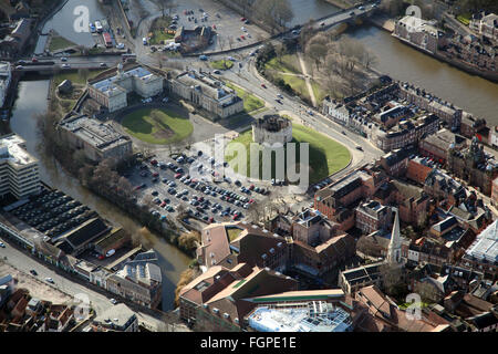 Luftaufnahme von Jorvik Viking Centre, Coppergate Shopping Centre und Clifford es Tower im Stadtzentrum von York, UK Stockfoto