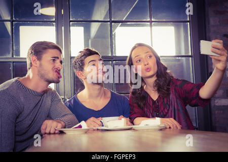 Grimassierende Freunde unter selfies Stockfoto