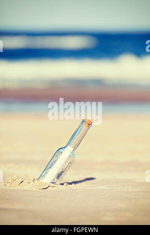 Vintage getönten eine Flaschenpost am Strand, geringe Schärfentiefe. Stockfoto