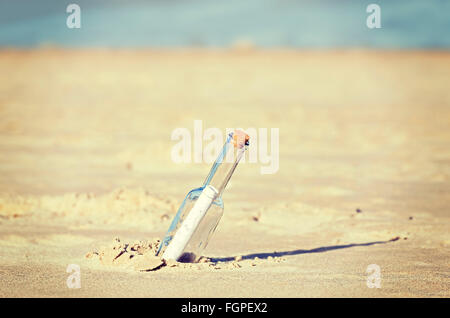 Retro-getönten eine Flaschenpost am Strand, geringe Schärfentiefe. Stockfoto