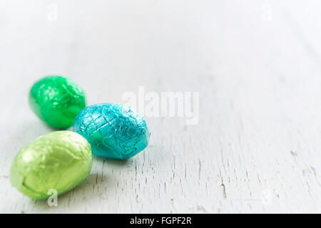Nahaufnahme einer Auswahl an Ostern Schokoladeneier auf einem rustikalen hölzernen Hintergrund. Stockfoto