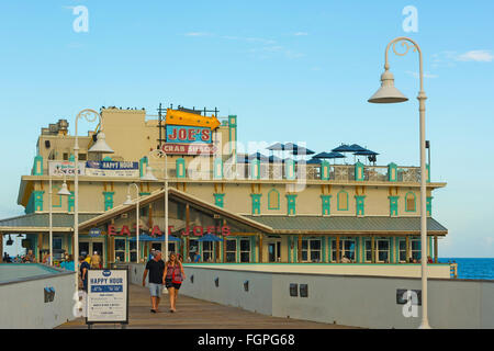 Daytona Beach Florida berühmten Main Street Pier und die Promenade Seebrücke mit Restaurant Joes Crab Shack auf dem Wasser für Touristen mit Wildschwein Stockfoto