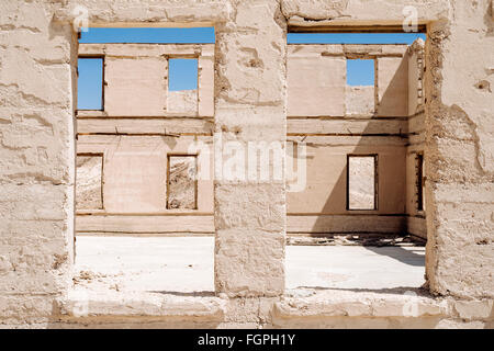 Die Überreste des Schulhauses in der Wüste Geisterstadt Rhyolite, Nevada Stockfoto