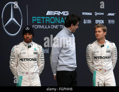 Barcelona, Spanien. 22. Februar 2016. Deutsche Formel1-Fahrer Nico Rosberg (R) und britische Formel 1 Lewis Hamilton (L) von Mercedes AMG Petronas Team und österreichischen Mercedes Motorsport Chef Torger Christian Toto Wolff (C) werden während des Starts des neuen Wagens W07 für die kommende Formel-1-Saison an der Circuit de Barcelona - Catalunya in Barcelona, Spanien, 22. Februar 2016 gesehen. Foto: Jens Büttner/Dpa/Alamy Live News Stockfoto