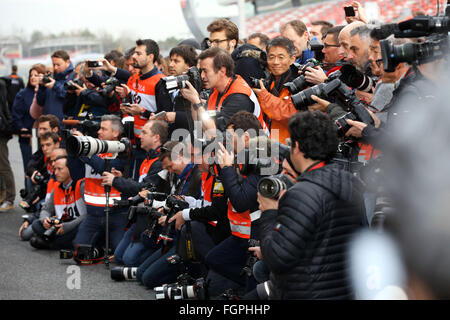 Barcelona, Spanien. 22. Februar 2016. Presse-Fotografen fotografieren während des Starts der neuen Autos für die kommende Formel-1-Saison an der Circuit de Barcelona - Catalunya in Barcelona, Spanien, 22. Februar 2016. Foto: Jens Büttner/Dpa/Alamy Live News Stockfoto