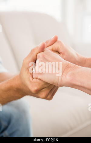 Nahaufnahme der Therapeut tröstlich männlicher patient Stockfoto