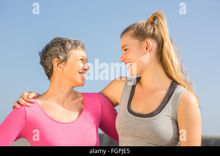 Sportlich-Mutter und Tochter Lächeln einander an Stockfoto