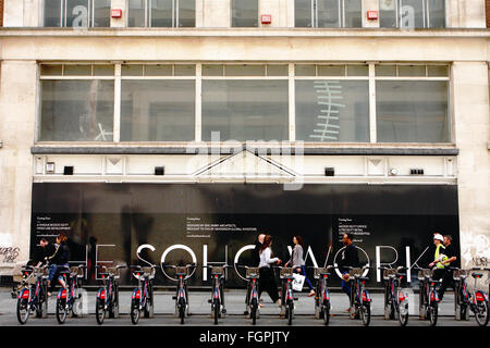 Eine Reihe von Zyklen vor einem Gebäude in Great Marlborough Street, Soho, London, England. Stockfoto