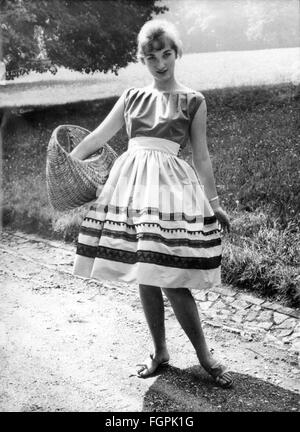 Mode, 50er Jahre, Ensemble 'Bianka' aus Baumwolle von 'Lucie Kaiser' Modehaus Altenburg, August 1959, Additional-Rights-Clearences-not available Stockfoto