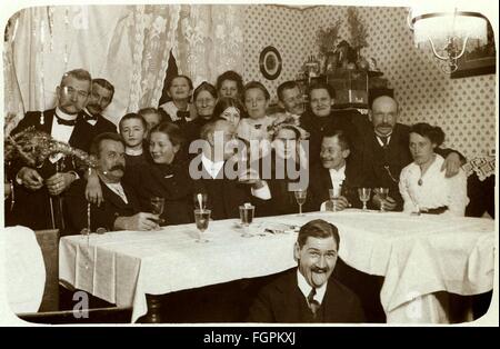 Personen, Hochzeit, privates Familientreffen mit Brautpaar (, Mitte rechts) , am weiß gedeckten Tisch sitzend, für Gruppenbild posiert, Deutschland, um 1916, Zusatzrechte-Clearenzen-nicht vorhanden Stockfoto