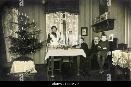 Weihnachten, Heiligabend, Familie mit Weihnachtsbaum, Enkelkind besucht Großeltern, Deutschland, 1915, Zusatzrechte-Clearences-nicht vorhanden Stockfoto