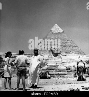 Geographie / Reisen, Ägypten, Gizeh, große Sphinx, um 2700 - 2500 v. Chr., im Hintergrund die Pyramide von Khepre, Aufnahme aus den 1950er Jahren, zusätzliche-Rechte-Clearences-nicht vorhanden Stockfoto