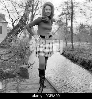 Mode, Damenmode, Frau im Minirock, 1968, Additional-Rights-Clearences-not available Stockfoto
