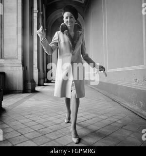 Mode, Damenmode, Frau in Jacke mit Pelzkragen, um 1970, Additional-Rights-Clearences-not available Stockfoto