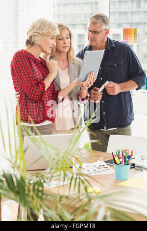 Blick auf digitale Tablet aufmerksam Business-team Stockfoto