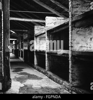Nationalsozialismus / Nationalsozialismus, Verbrechen, Konzentrationslager, KZ, Auschwitz, Birkenau, Schlafräume der Häftlinge, 1970er Jahre, Zusatzrechte-Clearenzen-nicht vorhanden Stockfoto