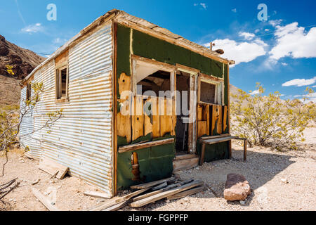 Die Überreste eines Gebäudes in der Wüste Geisterstadt Rhyolite, Nevada Stockfoto