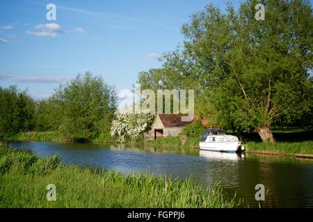 Radfahren entlang der Themse in der Nähe von Appleton in Oxfordshire, England Stockfoto