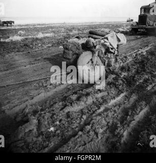 Veranstaltungen, 2. Weltkrieg, Sowjetunion, rasputitsa (Schlammperiode), Oktober - November 1941, schlammiges deutsches Motorrad mit Seitenwagen auf Landstraße, Heeresgruppe Süd, Zusatzrechte-Abfertigung-nicht vorhanden Stockfoto